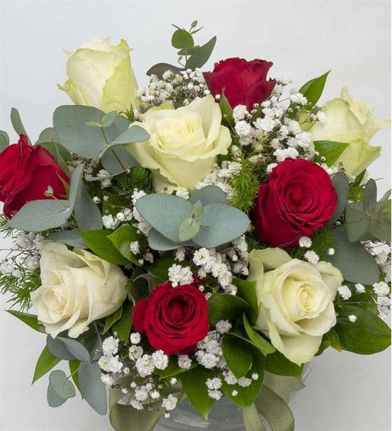 Akvaryum Kürede 4 Kırmızı 5 Beyaz Gül Aranjmanı - hover