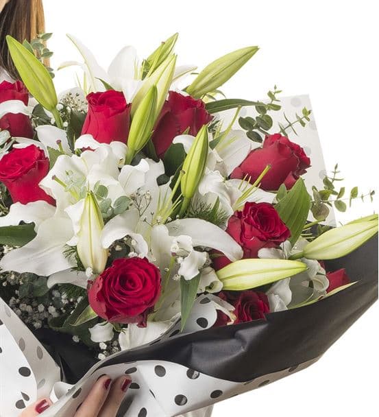 Gösterişli Kırmızı Gül Beyaz Lilyum Çiçek Buketi - hover
