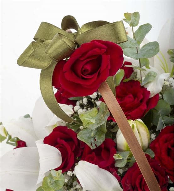 Hasır Sepette Lilyum ve Kırmızı Gül Aranjmanı - 3