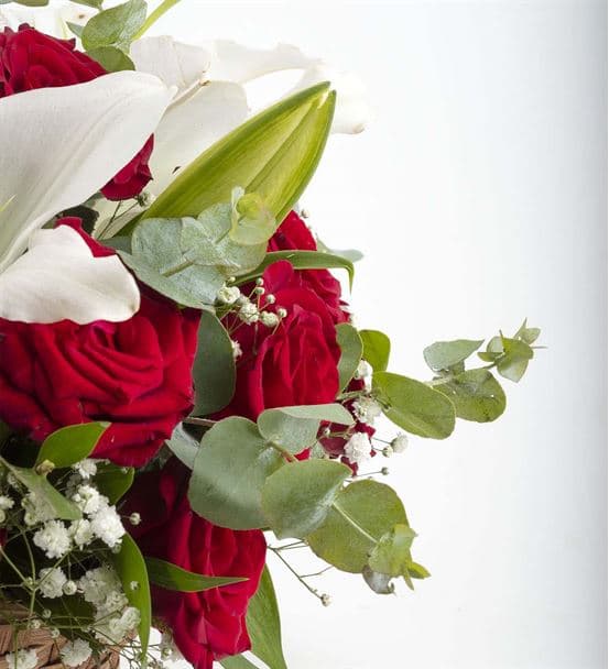 Hasır Sepette Lilyum ve Kırmızı Gül Aranjmanı - 4