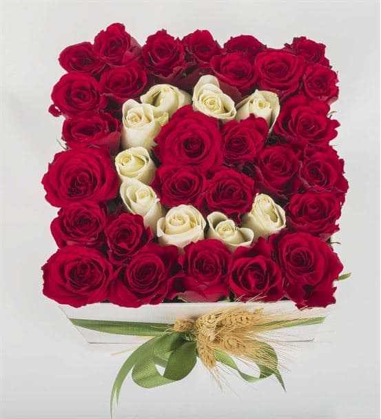 Kişiye Özel Kutuda Aşkın Baş Harfi Güller - hover