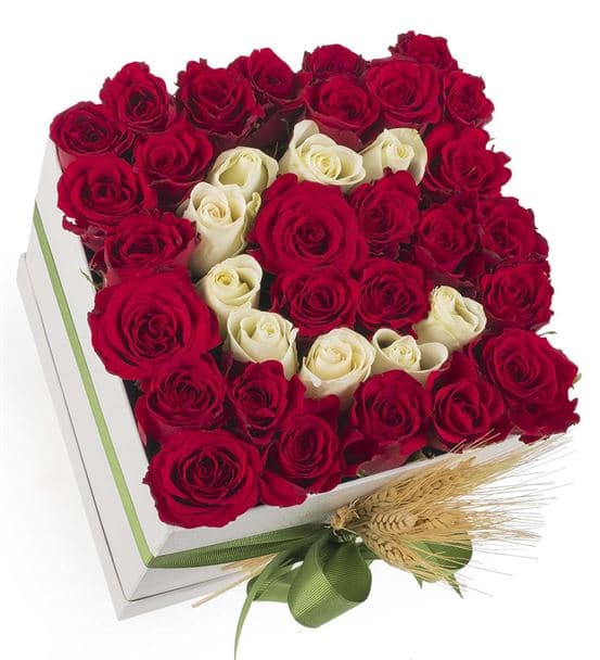 Kişiye Özel Kutuda Aşkın Baş Harfi Güller