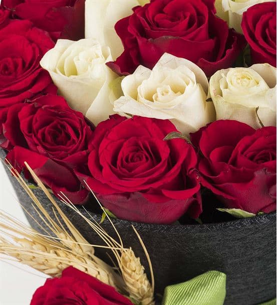 Kişiye Özel Siyah Kutuda Harf Gül Aranjmanı - 3