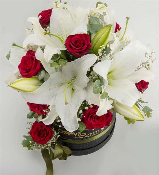 Kutuda Beyaz Lilyum ve Kırmızı Gül Aranjmanı - hover