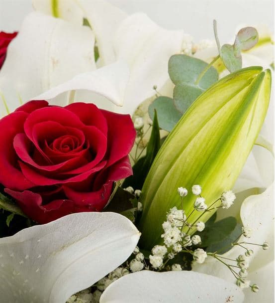 Kutuda Beyaz Lilyum ve Kırmızı Gül Aranjmanı - 3
