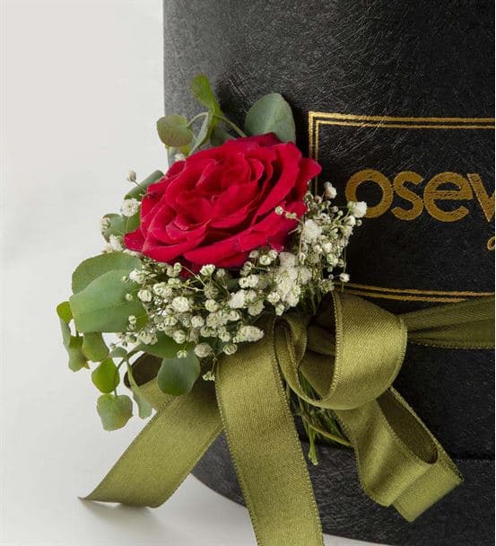 Kutuda Beyaz Lilyum ve Kırmızı Gül Aranjmanı - 4