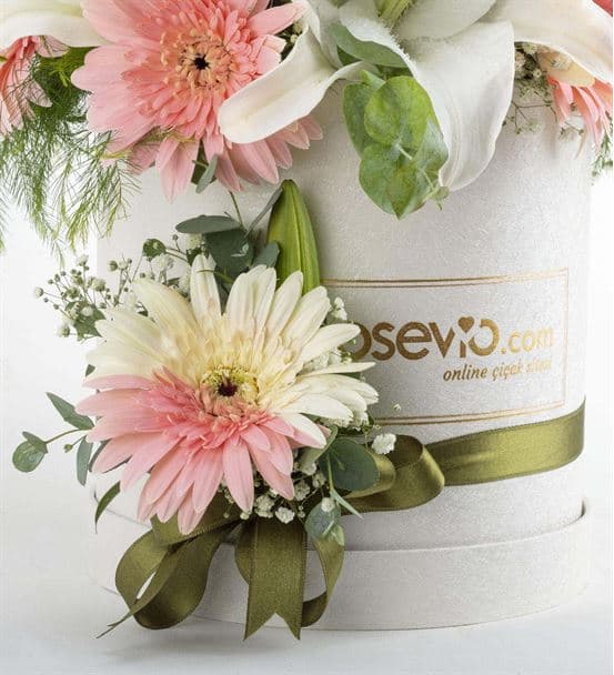 Kutuda Sevimli Ayıcık ve Kokulu Çiçekler - 3