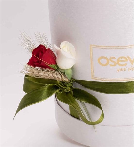 Lorenzo Kutuda 11 Kırmızı 12 Beyaz Gül Aranjmanı - 3