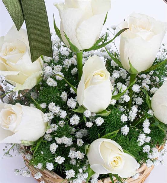 Martha Serisi 7 Beyaz Gül Çiçek Sepeti Aranjmanı - hover