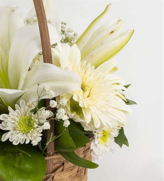 Mutlu Kalpler Beyaz Çiçek Sepeti Aranjmanı - 3