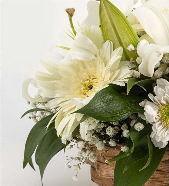 Mutlu Kalpler Beyaz Çiçek Sepeti Aranjmanı - 4