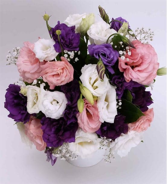 Yaz Bahçesi Mutlu Eller Renkli Lisyantus Aranjmanı - hover