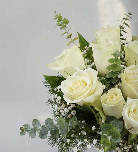 Zarif Vazoda 11 Beyaz Güller Aranjmanı - 3